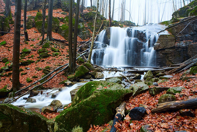 Справжньою окрасою української природи є численні мальовничі водоспади.