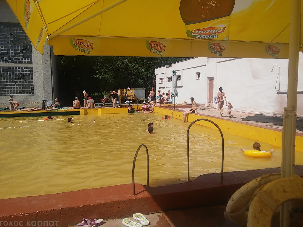 В Мукачево открылся термальный бассейн в ДЮСШ.
