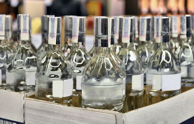 Кабінет міністрів України прийняв рішення про підвищення у два етапи мінімальних оптово-відпускних і роздрібних цін на алкогольні напої на 25-40%.

