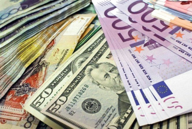 Євро подешевшав на 15 копійок, а американська валюта - на дев'ять копійок, до 27,94 гривні за долар.
