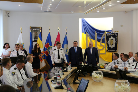 Очільник МВС Арсен Аваков вручив закарпатському поліцейському Грамоту Верховної Ради.