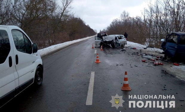 Автопригода сталася у Волинській області, зіштовхнулися легковий автомобіль «КIA» та мікроавтобус «Volkswagen T4».

