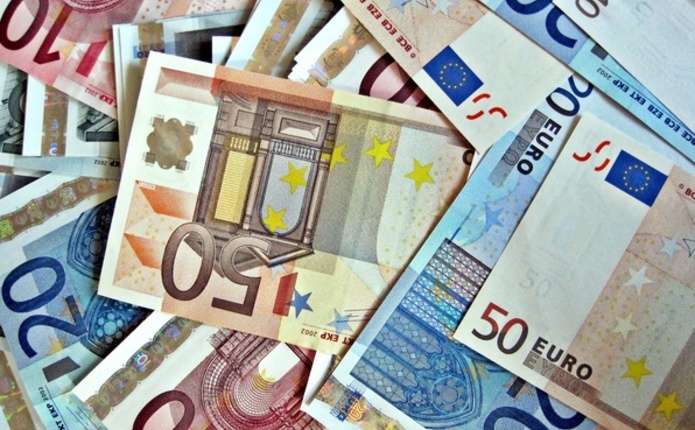 Національний банк України зміцнив офіційну гривню до долара на 23 копійки. Відносно євро, курс національної валюти зріс на 17 копійок.

