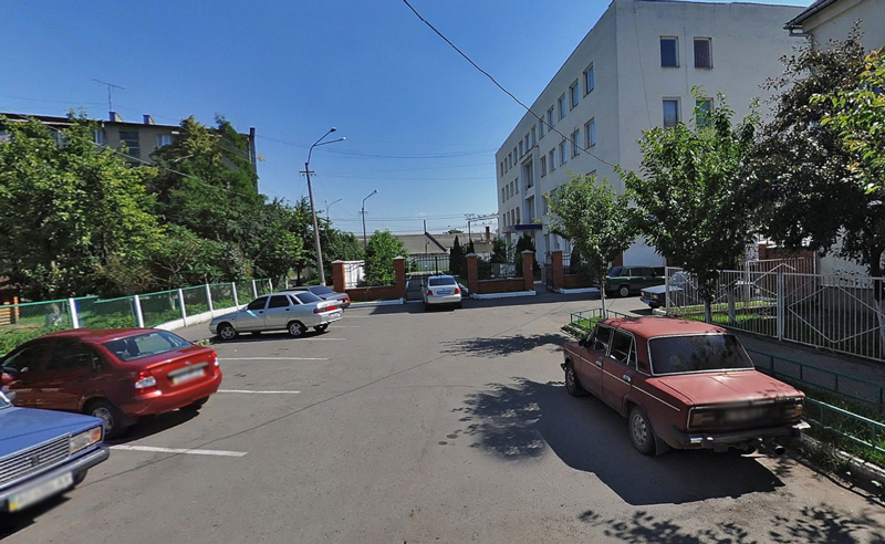 В эти минуты несколько десятков представителей ромского поселения находятся под зданием Мукачевского райотдела милиции, что на улице Маргитича.