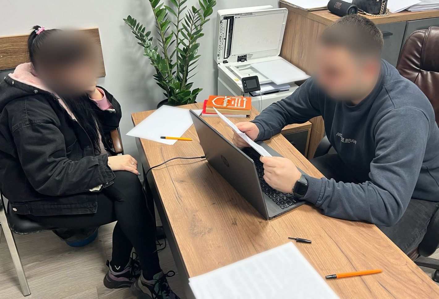 She organized the departure of girls to European countries: in the West of Ukraine , a 27-year-old woman is suspected of human trafficking