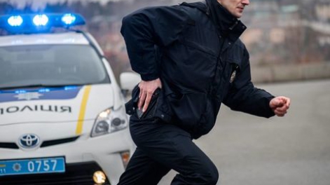 На Ужгородщині поліція стріляла у викрадача авто: чоловік таранив машину патрульних