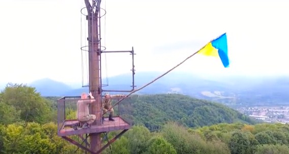 На Великоберезнянщині підняли прапор України на висоті в сотні метрів над рівнем моря / ВІДЕО