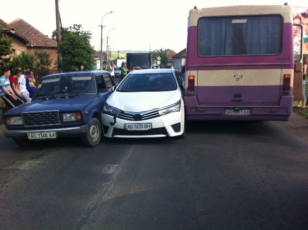 Вчера в г.Берегово по вул. Мукачевской имело место дорожно-транспортное происшествие с участием автобуса, выполнявшего рейс «Ужгород – Чорнотисів» и четырех легковой автомобилей.