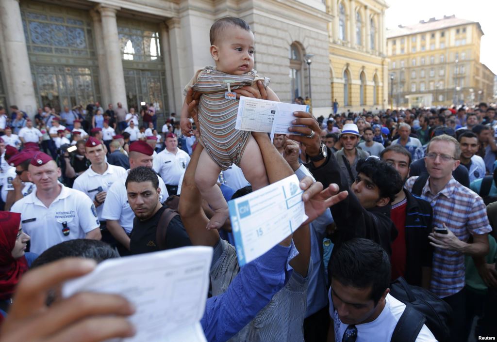 Оппозиция Венгрии пикетирует парламент из-за позиции правительства в отношении мигрантов