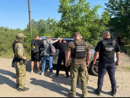 Сьогодні, 1 липня, співробітники Чопського прикордонного загону викрили двох чоловіків, що намагалися незаконно перетнути кордон. А також їх переправника.