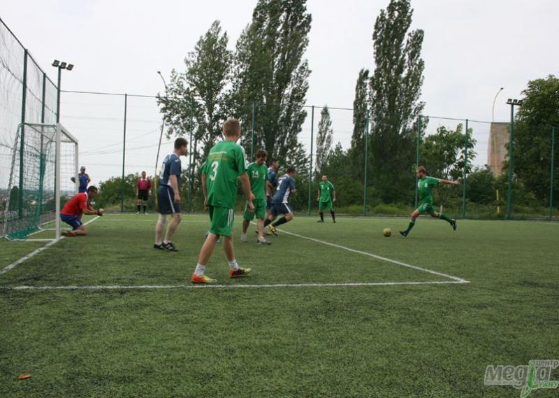 25 червня на спортивному майданчику УжНУ біля гуртожитку №4 влаштували футбольний турнір з міні-футболу. 