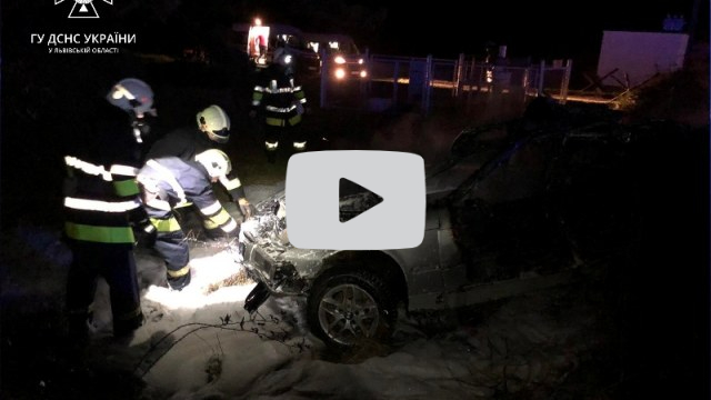 На трасі Київ-Чоп перекинулося авто BMW, один пасажир загинув, водій та ще троє пасажирів потрапили до лікарні.
