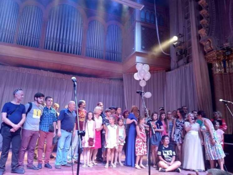 Учора в Закарпатській обласній філармонії пройшов благодійний концерт на підтримку травмованої два роки тому школярки Аніти Білей.