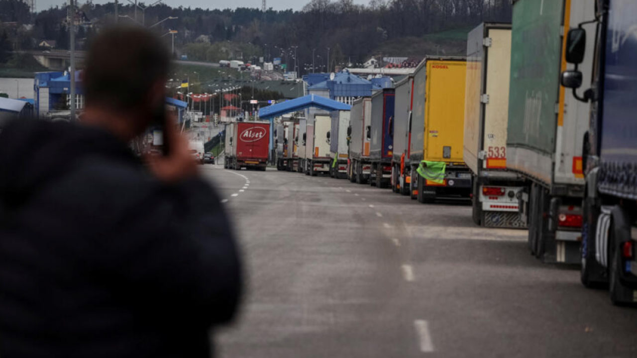 В чергах на в'їзд до України перебувають більше тисячі вантажівок.