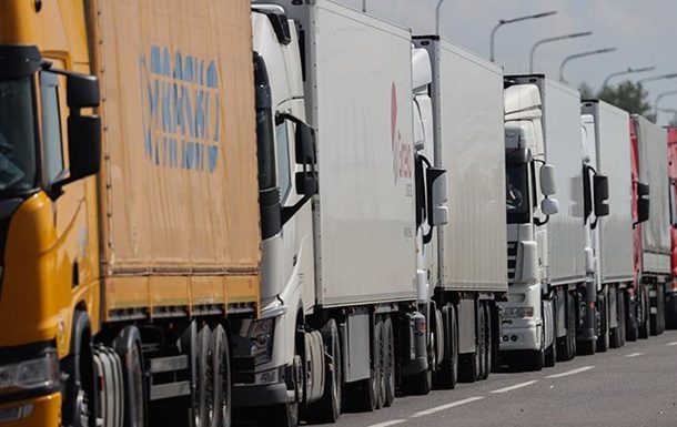В рамках новых санкций российские и белорусские перевозчики закрыты от въезда в ЕС, грузовики, которые там находятся, должны покинуть территорию.