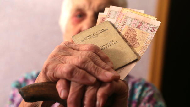 З січня 2019 року виплати підвищили тільки тим пенсіонерам, хто досяг 65-річного віку і чий трудовий стаж не менше 30 років для жінок і 35 – для чоловіків, пояснили у Пенсійному фонді України.