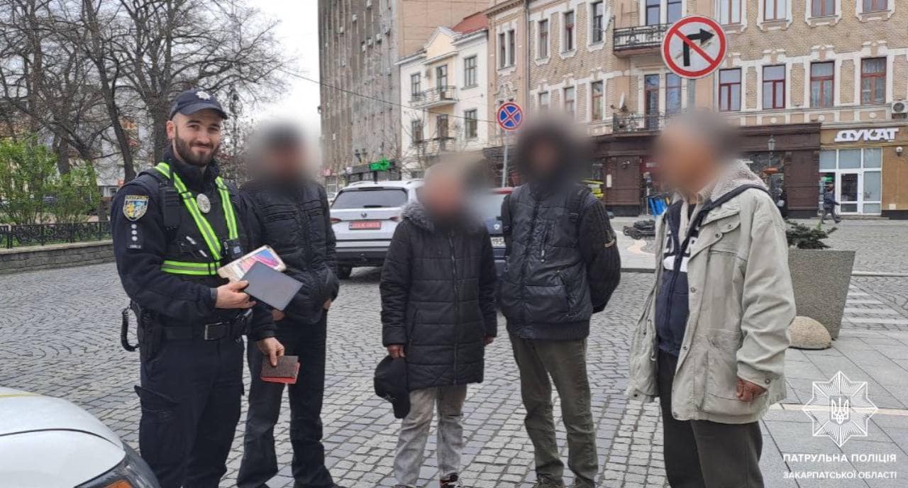 Учора, близько опівдня, поліцейські Ужгорода отримали повідомлення про крадіжку на площі Петефі. Заявник повідомив, що невідома жінка викрала його речі: планшет та документи.
