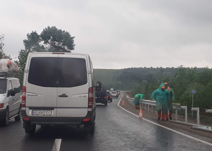 В Закарпатье на дороге государственного значения "Мукачево - Рогатин" образовался огромный затор (ФОТО, ВИДЕО)