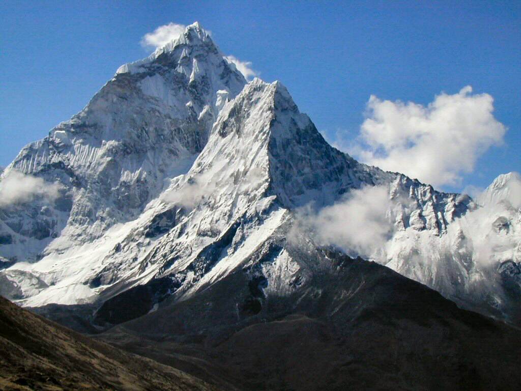 Висота Евересту - найвищої гори у світі - зменшилася внаслідок найсильнішого за останніх 80 років землетрусу в Непалі.
