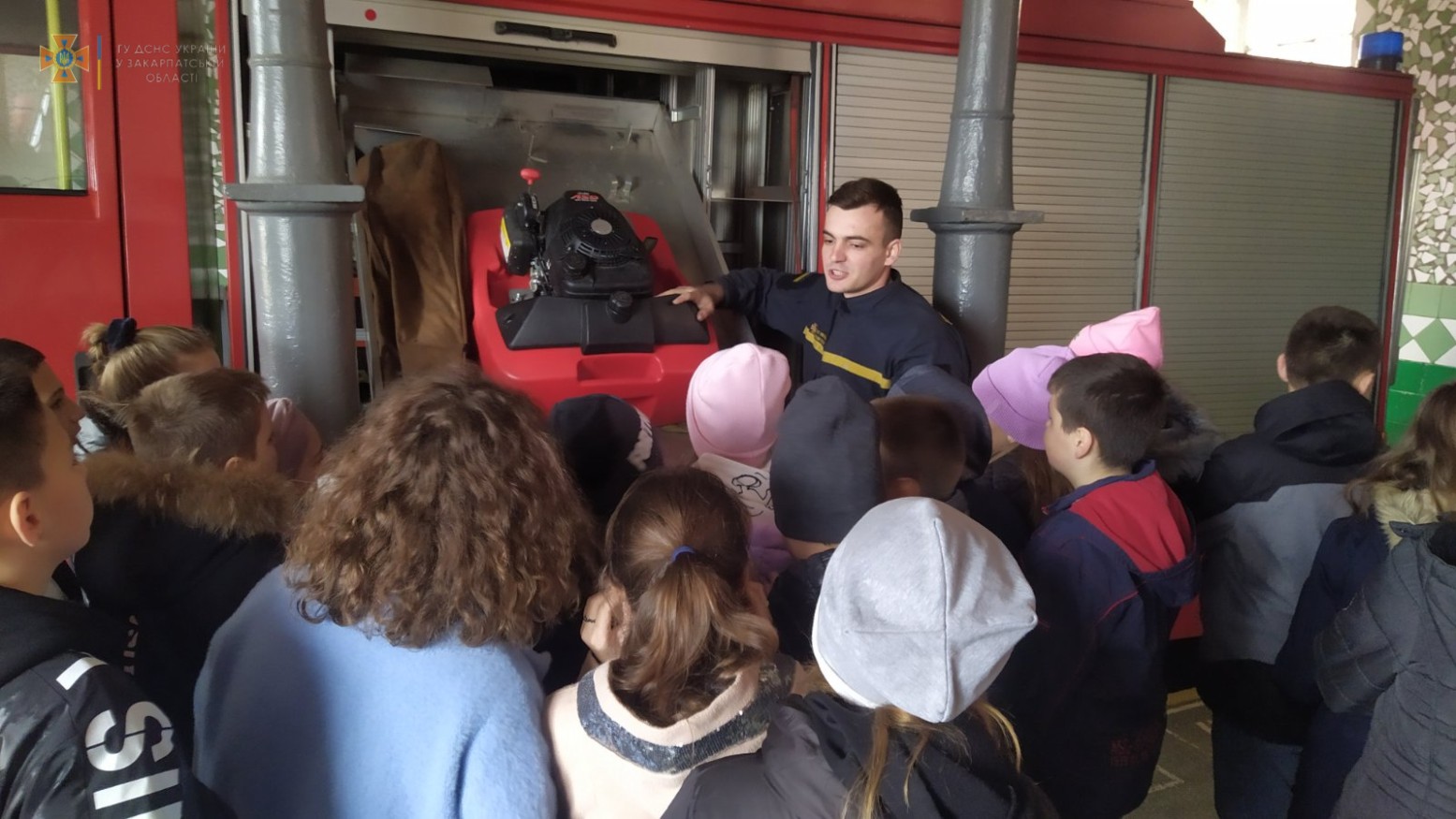 Сьогодні, 9 листопада, місцеві рятувальники радо зустрічали у себе шестикласників Мукачівської спеціалізованої школи І-ІІІ ступенів №4 для знайомства та навчання правила безпечного життя.