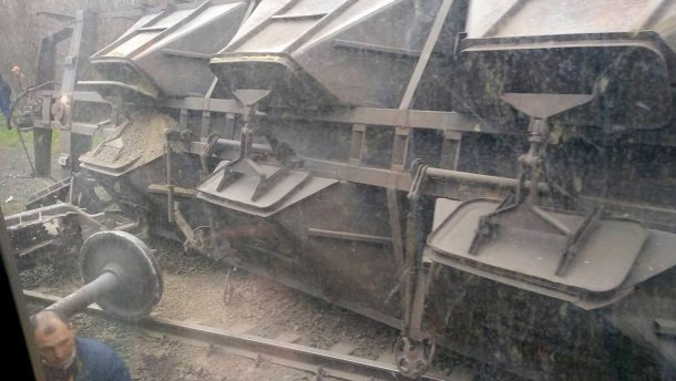 На железной дороге между станциями Карань и Волноваха произошла авария – грузовой поезд сошел с рельсов.