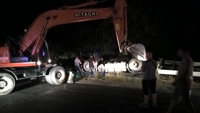 Автопроисшествие с участием грузового автомобиля произошла ночью в Воловецком районе, сообщили в УДСНС в Закарпатской области.