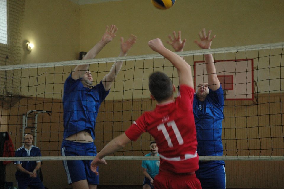 16 команд стартувало сьогодні на першості Виноградівського району з волейболу. 
