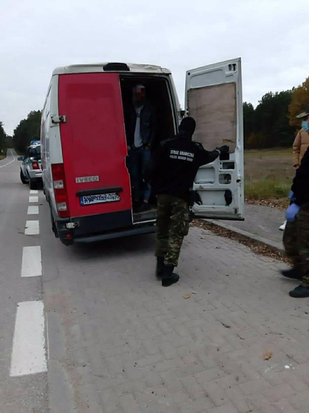 Украинец перевозил нелегальных мигрантов в фургоне, принадлежащем известной курьерской компании.