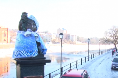 Міні-скульптурки Ужгорода вбрали у новий святковий одяг / ВІДЕО