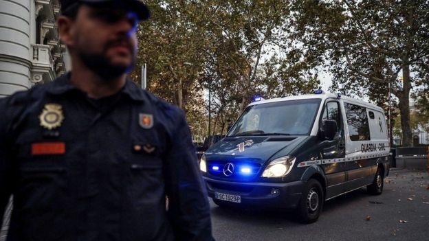 Відсторонений лідер Каталонії Карлес Пучдемон, європейський ордер на арешт якого видала Іспанія, прийшов до бельгійської поліції разом з чотирма соратниками.
