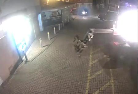Камери відеоспостереження в Хаттон (Великобританія) зафіксували грабіжників, що викрадають банкомат за допомогою екскаватора. 