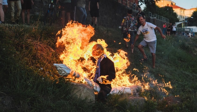 В Ужгороді на волонтерському святі з нагоди 100-річчя 128-ї окремої Закарпатської гірсько-штурмової бригади спалили опудало путіна.