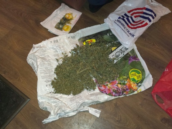 Оперативники Свалявского отделения полиции во время обыска у жителя райцентра обнаружили наркотическое вещество.