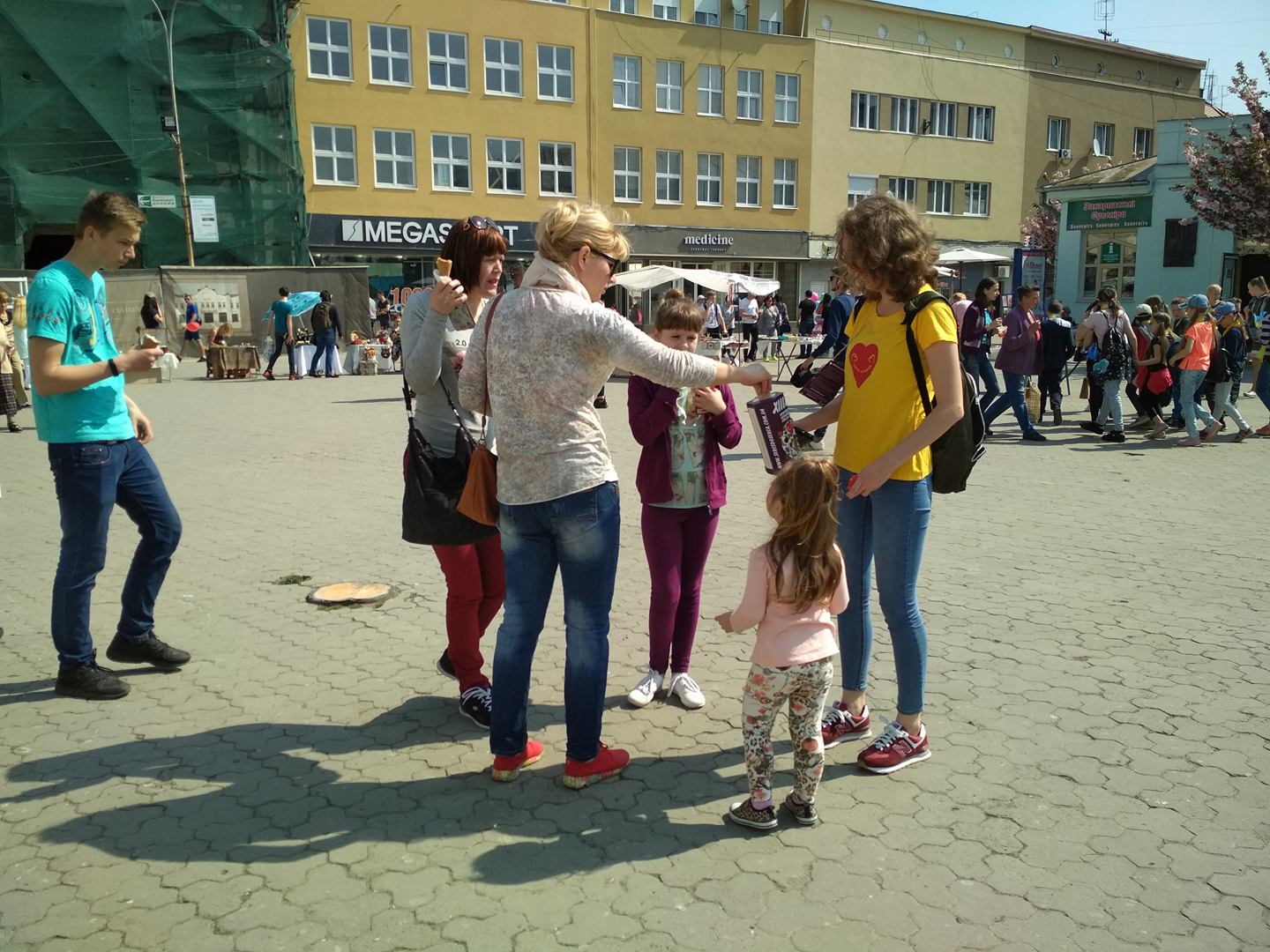 Молодь у жовтих інформаційних футболках із скриньками у руках збирає кошти на потреби дітей із вадами слуху. Сьогодні останній, ключовий день акції. 