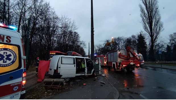 Мікроавтобус, яким кермував 41-річний українець зіткнувся з трамваєм.