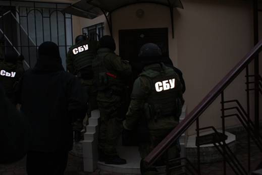 СБУ расследует уголовное производство в отношении терактов возле отделений «Сбербанка России» в Киеве. По одной из версий, их могли заказать из Москвы.
