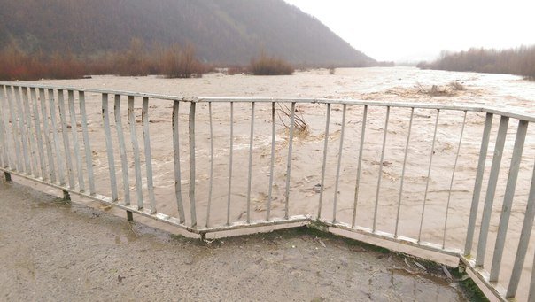 Через інтенсивні дощі, які не припиняються з учорашнього дня, річки Тячівщини наробили чималої шкоди.Вони розливаються, підтоплюють дворогосподарства, зривають мости та електромережі.
