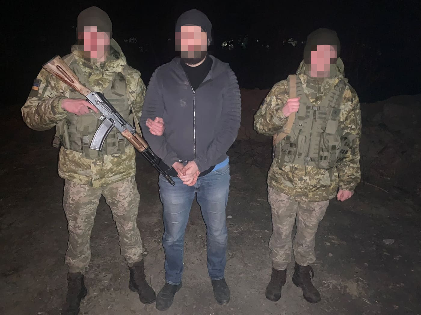 Минувшей ночью возле села Великая Палад пограничники с сотрудниками Виноградовского отдела полиции задержали четырех мужчин, подозреваемых в совершении уголовных правонарушений.