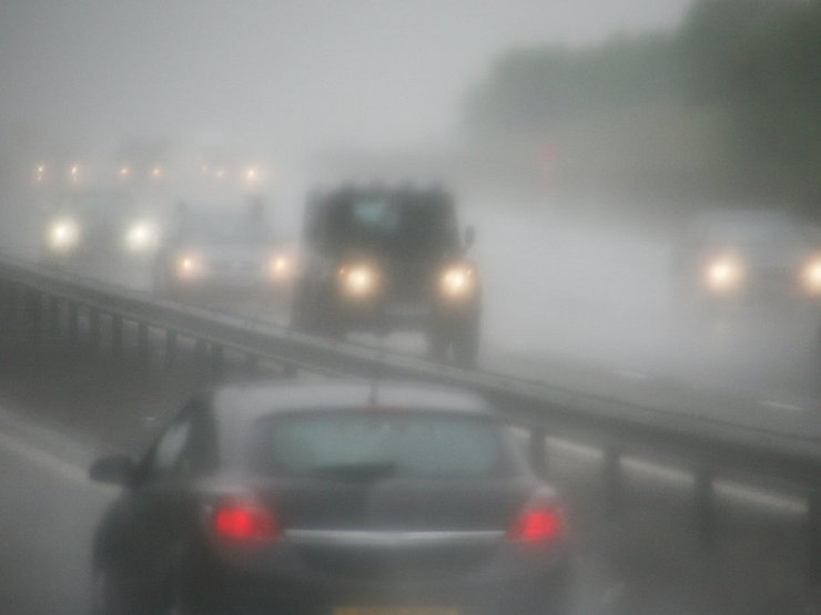Закарпатських водіїв попереджають про туман на дорогах.