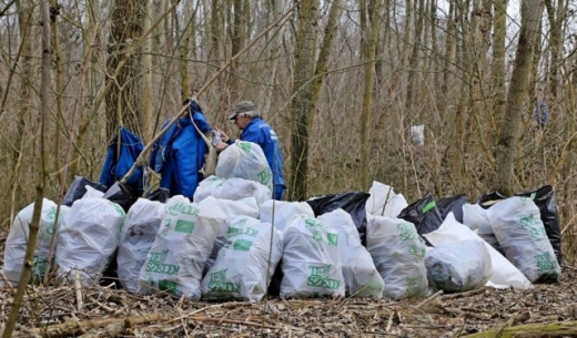Декілька тонн пластикових пляшок (загалом понад 300 великих міхів сміття) зібрали угорські волонтери на березі річки Тиса в районі міста Вашарошнамень.