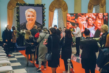 У неділю, 21 жовтня, в Жовтневому палаці в Києві відбулася церемонія прощання з актрисою Дизель Шоу Мариною Поплавською, яка загинула в ДТП під столицею.