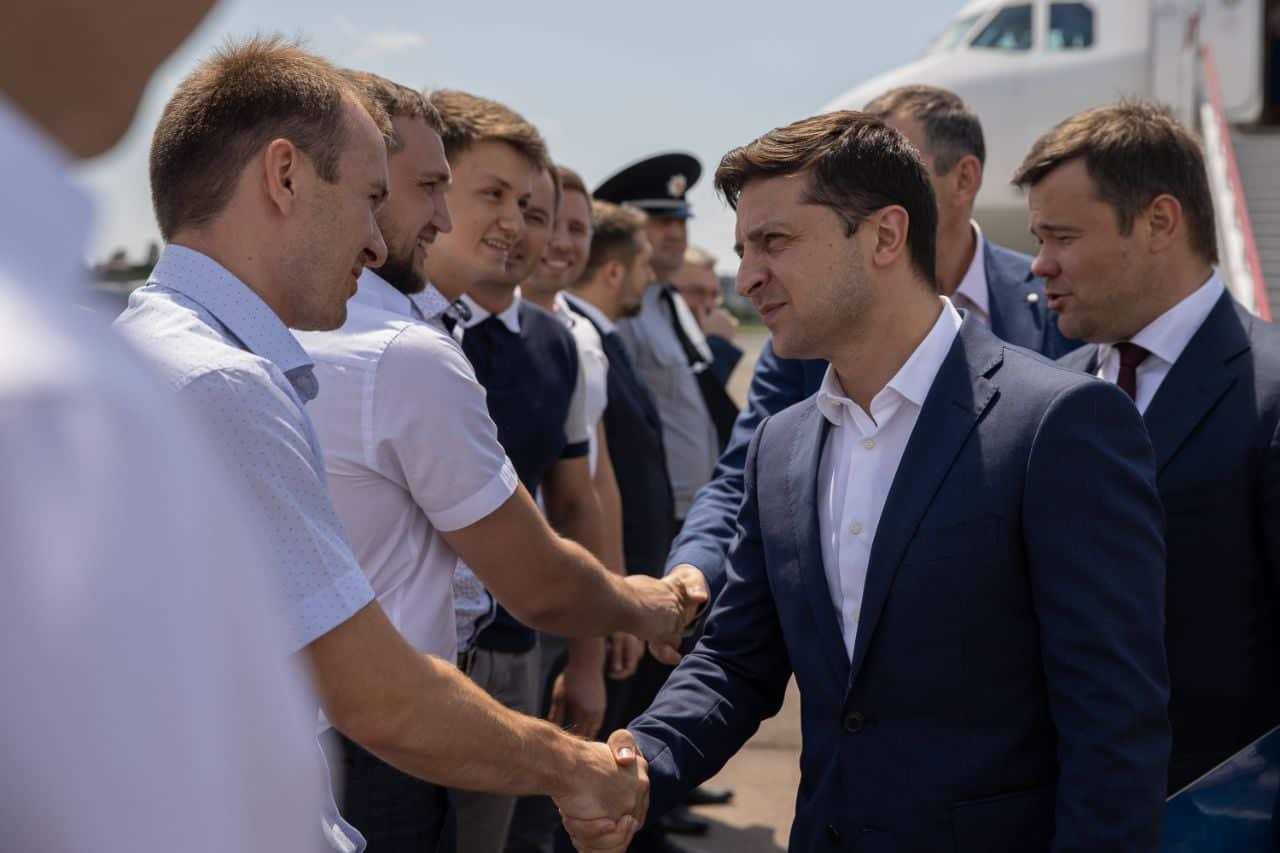 Кандидати-мажоритарники пропрезидентської партії першими зустрілися із Володимиром Зеленським в Ужгороді.