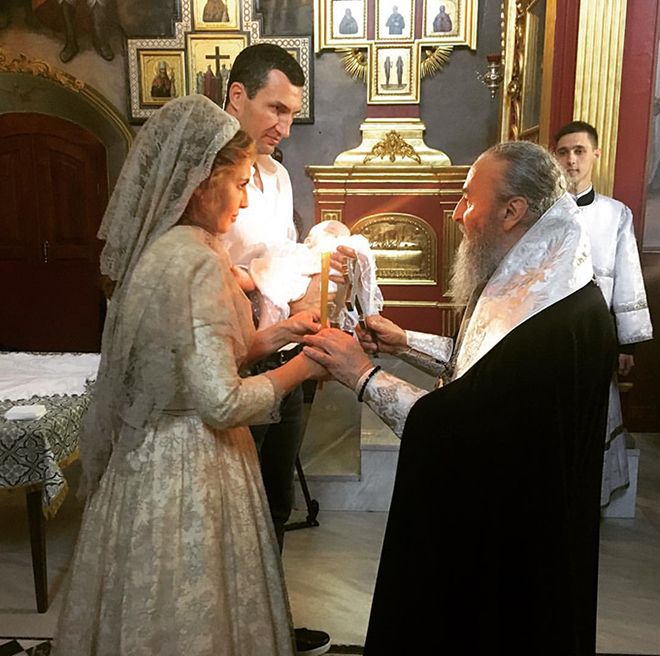 Володимир Кличко і телеведуча Оксана Марченко разом хрестили дівчинку в Києво-Печерській Лаврі.