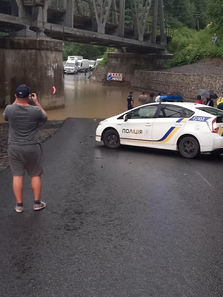 На Рахівщині відновлено рух трасою, яку підтопило через зливу (ФОТО)