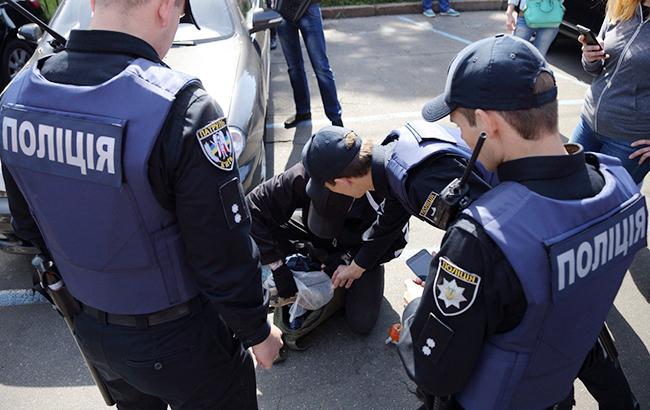 Зловмисники викрали гаманець із жіночої сумки. Подія сталася на привокзальній площі у Солом’янському районі столиці.