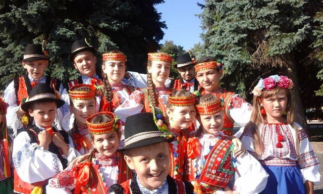 Бурхливими аплодисментами зустрічали словаки виступ зразкового дитячого фольклорного ансамблю «Кирниченька» на фестивалі «Priatel'stvo a pomoc bez hranic», який проходив в передмісті Пряшів. 