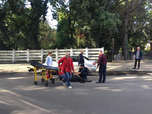 В Ужгороді на пішохідному переході по вулиці Капушанській автомобіль збив жінку.

