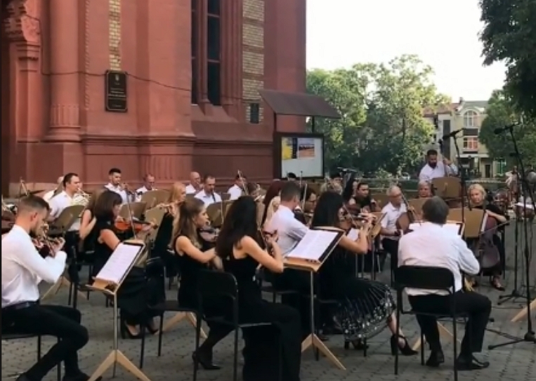 Симфонічний оркестр Закарпатської філaрмонії дав сьогодні концерт під відкритим небом в Ужгороді (ВІДЕО)
