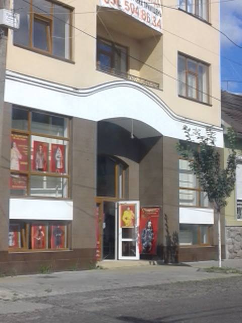 Сьогодні близько 4:30 ранку на вулиці Маргітича невідомі обікрали магазин хутра.


