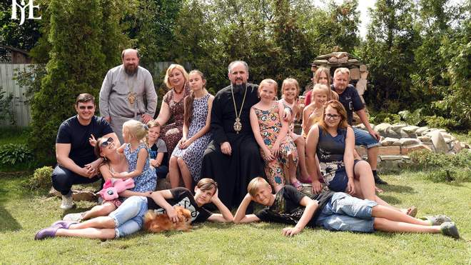 Киевская епархия ОКУ будет ухаживать за 13 детьми из семейного приюта Владимиром и Дианой Родиковыми. В марте 2021 года пара умерла от коронавируса.